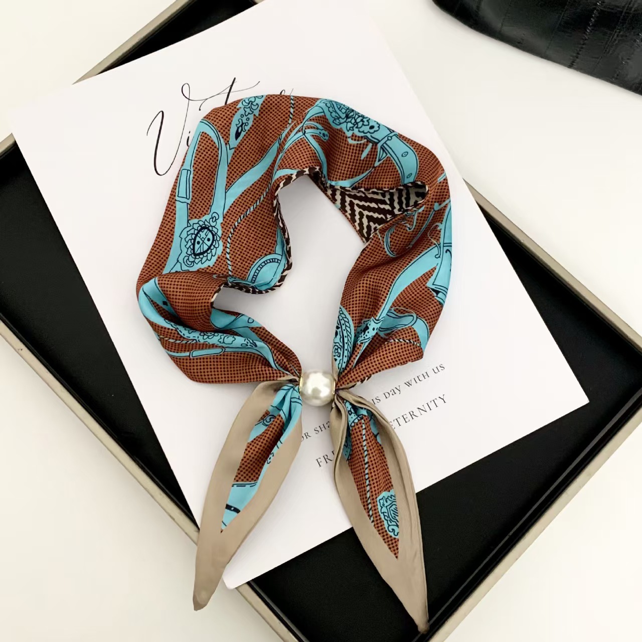 Silk Scarf Square - Элегантный жемчужный магнитный шарф в корейском